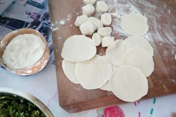 韭菜鸡蛋粉条饺子的做法图解2