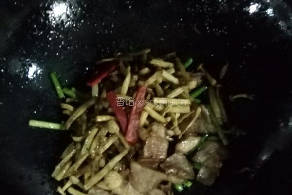 海鲜菇炒松板肉的做法图解5
