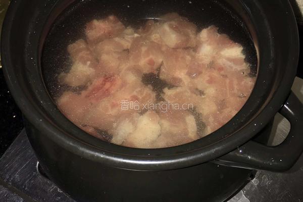 胡萝卜莲藕排骨汤的做法图解2