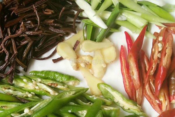 野生蕨菜炒脆骨的做法图解2