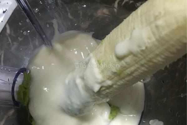 香蕉牛油果奶昔的做法图解2