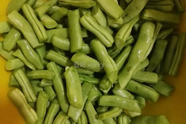 猪肉炖豆角的做法图解1