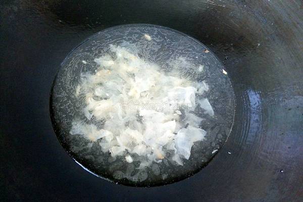 银耳紫菜鸡蛋汤的做法图解4