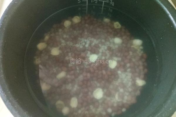 薏米红豆粥的做法图解3