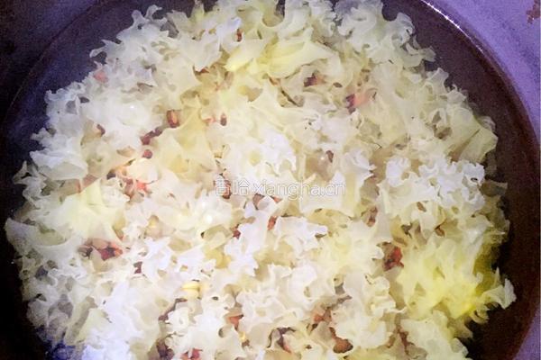 红豆薏米银耳粥的做法图解3
