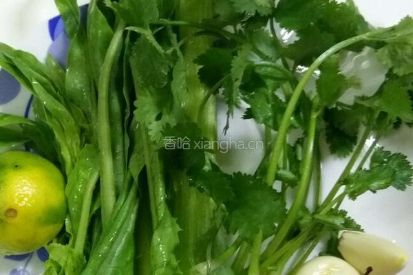 老干妈拌莴苣的做法图解1