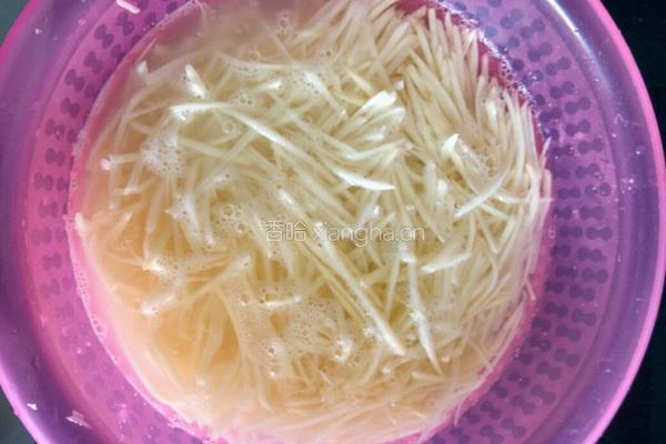 凉拌菠菜土豆丝的做法图解2