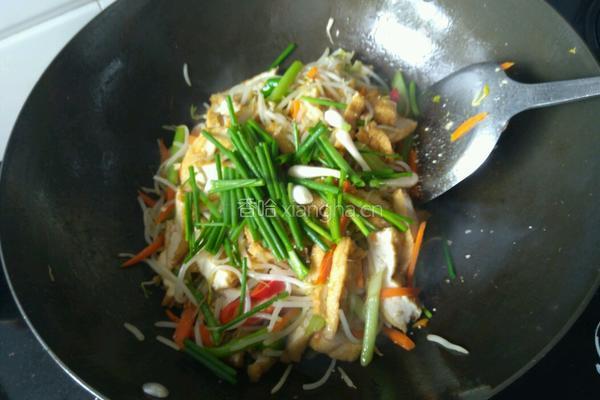 绿豆芽炒油豆腐的做法图解7
