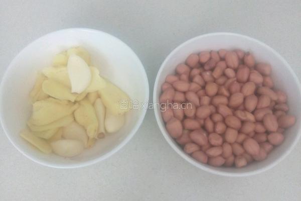 花生炖猪蹄的做法图解3