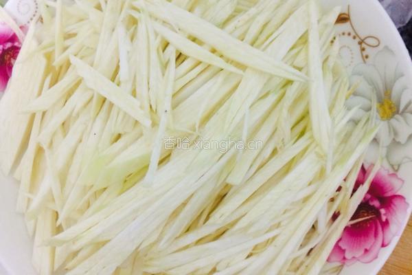 茭白炒肉丝的做法图解1