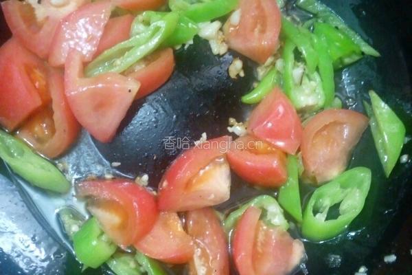 番茄青椒炒花菜的做法图解3