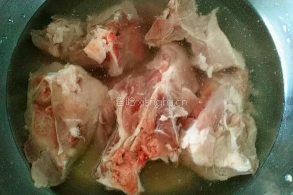 大骨头炖酸菜的做法图解1