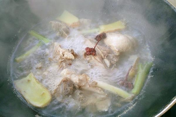 大骨头炖酸菜的做法图解6
