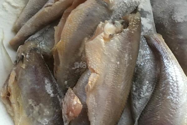 煎黄花鱼的做法图解1