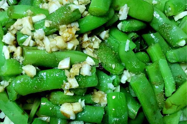 凉拌豆角黄瓜腐干的做法图解3