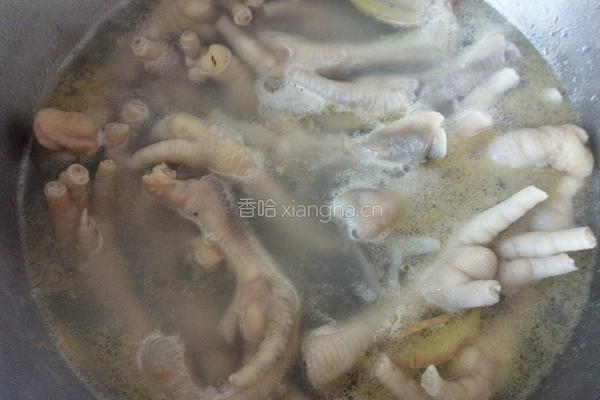 泡椒凤爪的做法图解1