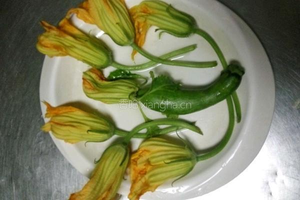 香酥南瓜花的做法图解2
