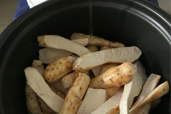 萝卜苗煮小芋头的做法图解2