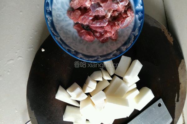 萝卜炖牛腩的做法图解1