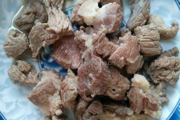 萝卜炖牛腩的做法图解2