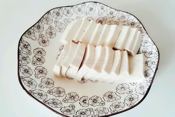 皮蛋拌豆腐的做法图解1