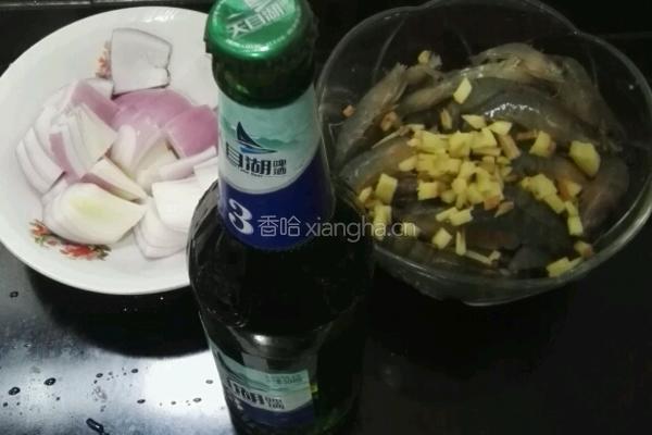 洋葱啤酒螺丝虾的做法图解1