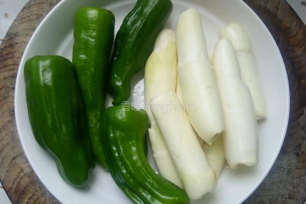 青椒茭白肉丝的做法图解1