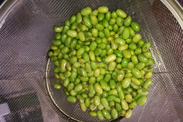毛豆炒肉末的做法图解1