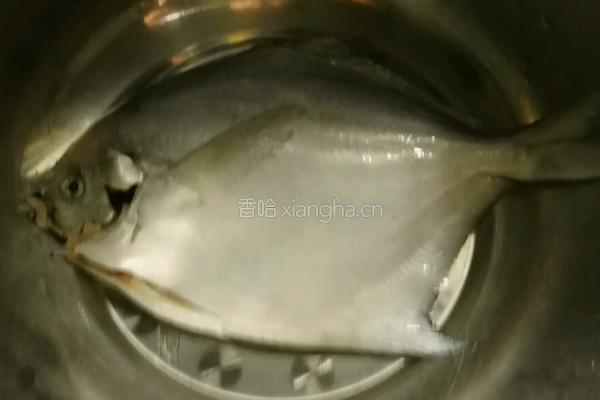 清蒸鲳鱼的做法图解1