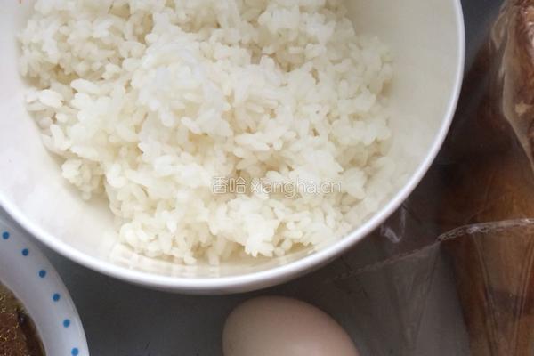 老干妈鸡蛋炒饭的做法图解1