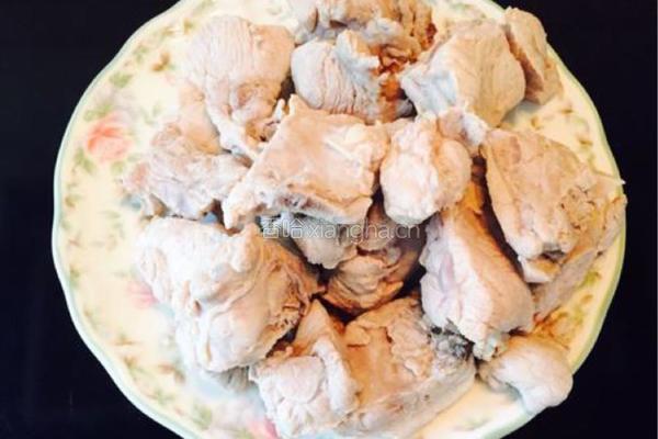 红萝卜薏仁腐竹排骨汤的做法图解4