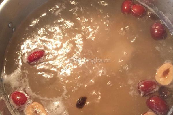 红萝卜薏仁腐竹排骨汤的做法图解6