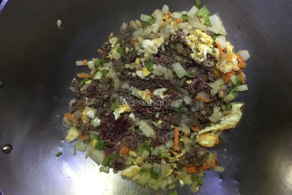 牛肉洋葱炒饭的做法图解1