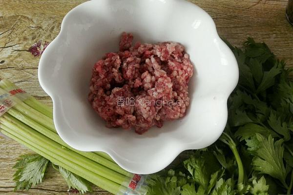 牛肉芹菜饺子的做法图解1