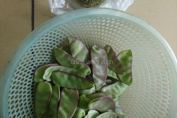 扁豆炒肉片的做法图解1