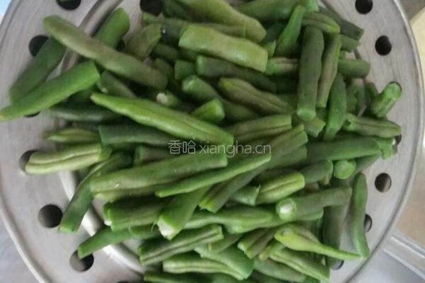 肉炒紫豆角的做法图解1