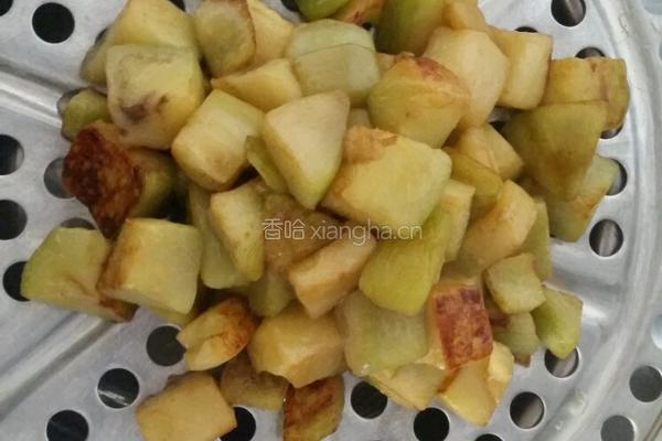 肉丁炒茄子的做法图解1