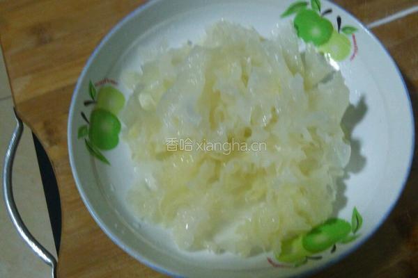 冰糖银耳雪梨汤的做法图解1