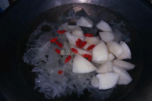 冰糖银耳雪梨汤的做法图解4