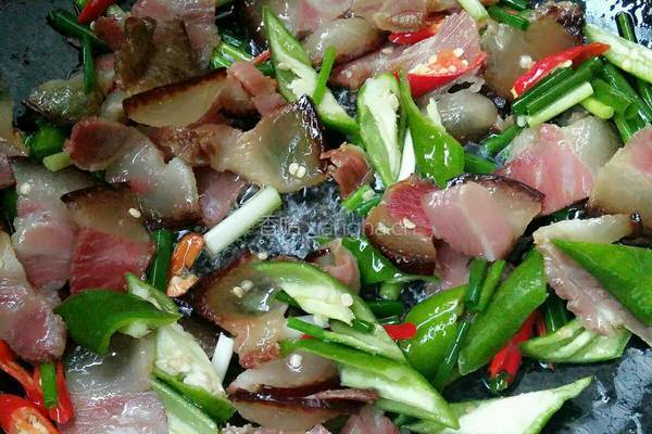 鸡腿菇炒辣腊的做法图解4