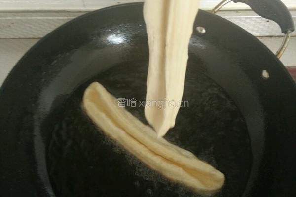 炸油条的做法图解4