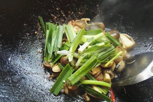 炒草菇的做法图解8