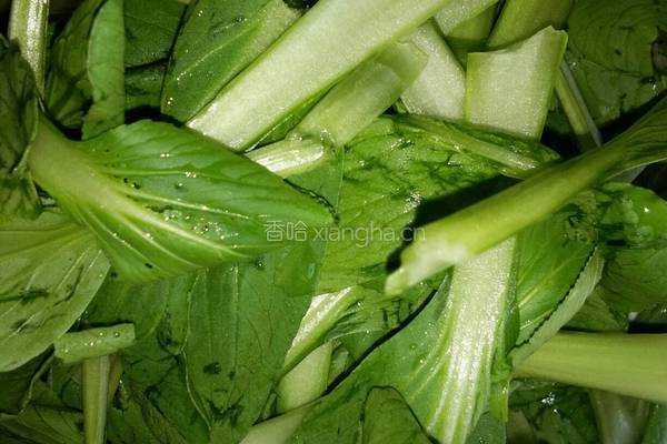 青菜炒豆腐果的做法图解1