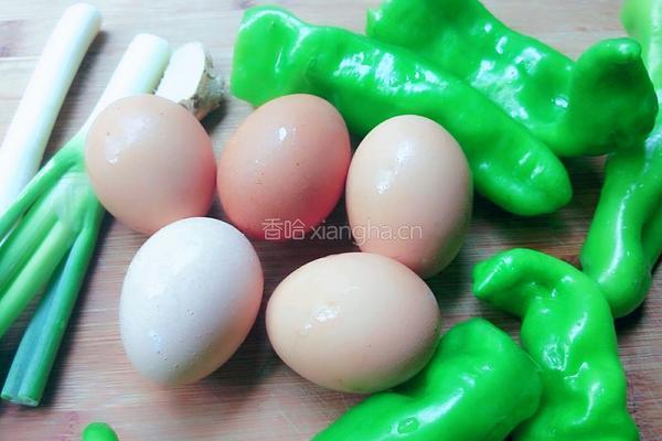 青椒炒鸡蛋的做法图解1
