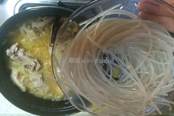 酸菜炖排骨的做法图解7