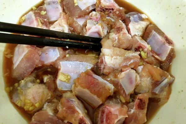 蒜香排骨的做法图解1