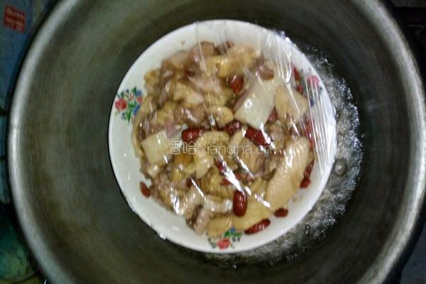 红枣枸杞蒸鸡的做法图解5
