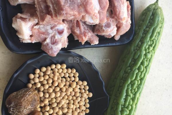 黄豆苦瓜排骨汤的做法图解1