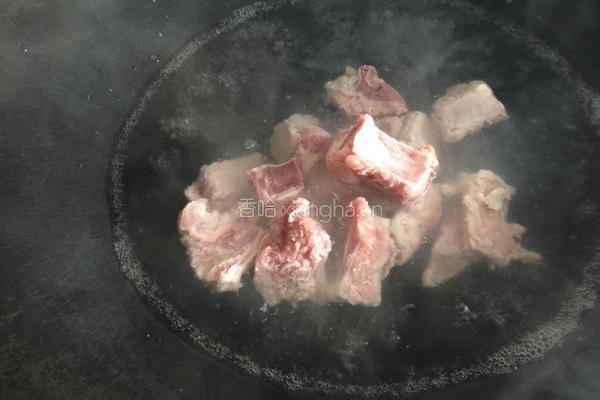 黄豆苦瓜排骨汤的做法图解3