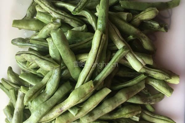 豆角炖排骨的做法图解1